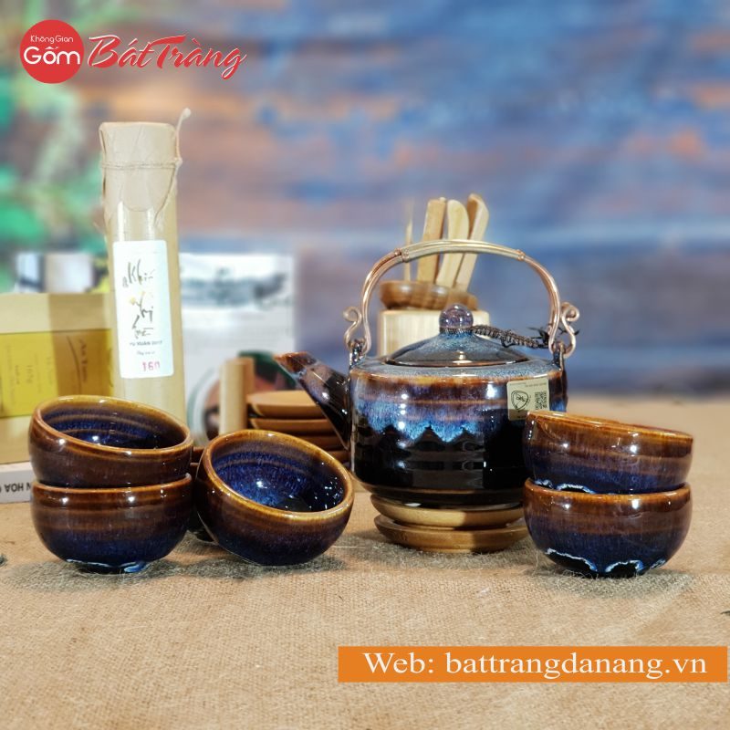 Bộ ấm trà quai đồng đúc