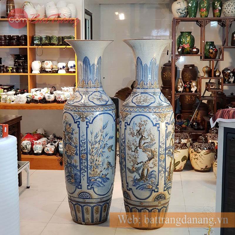 Lộc bình men rạn đắp nổi tại cửa hàng