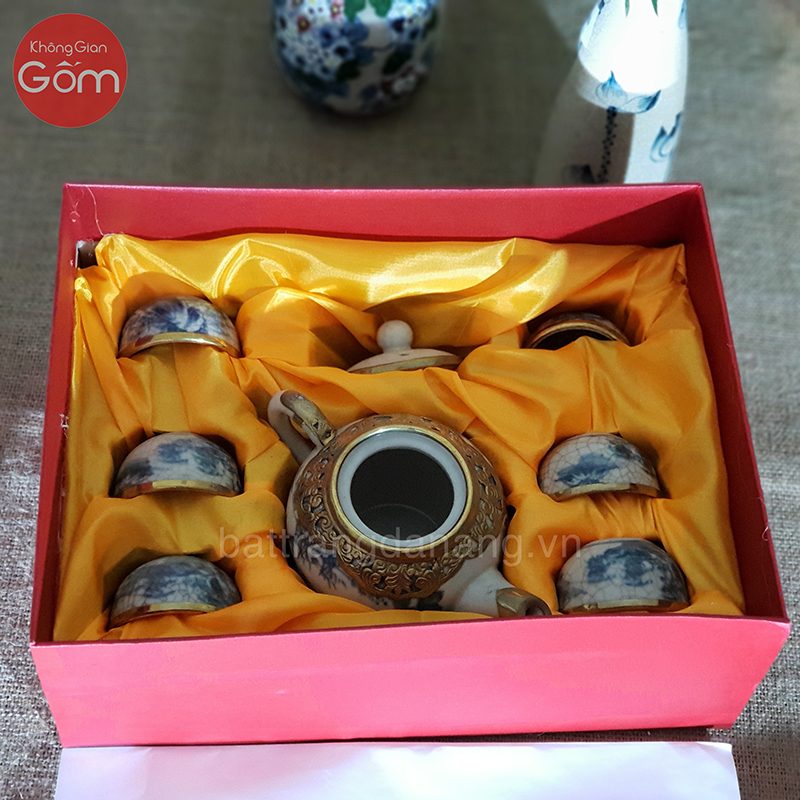 Ấm chén men rạn trong hộp quà