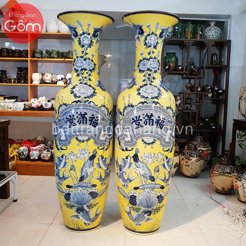 Lộc bình men lam nền vàng vẽ chữ Phúc Đức