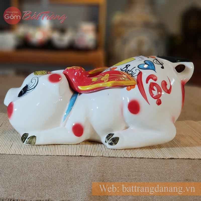 Heo đất nằm đeo nơ