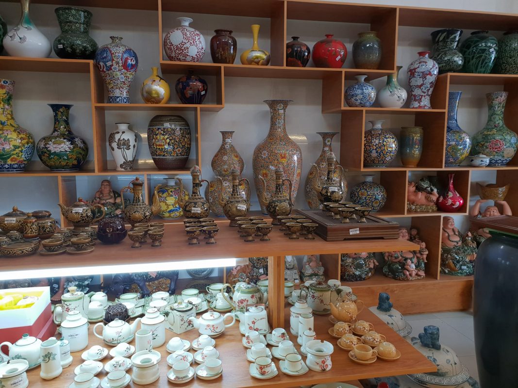 Bộ rượu được trưng bày tại Không gian Gốm
