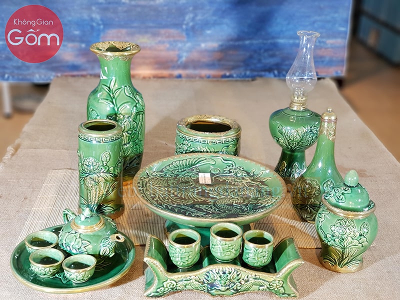 Các vật phẩm trong bộ đồ thờ men lục bảo