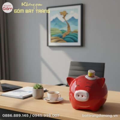 Chú heo đất Bát Tràng màu đỏ nổi bật trên một b...