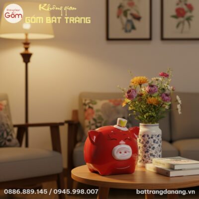 Chú heo đất Bát Tràng màu đỏ được đặt trên kệ s...