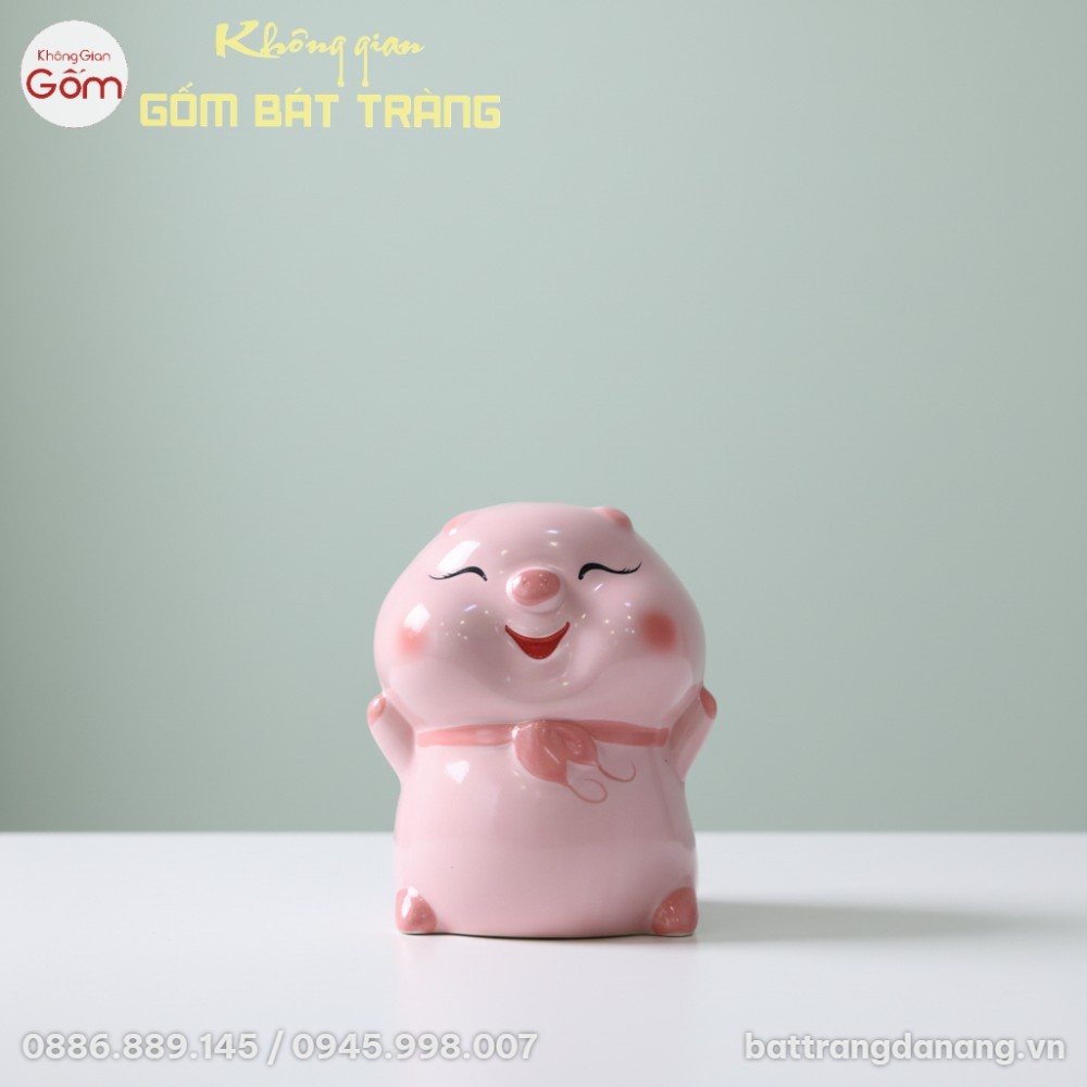 Chú heo đất hồng đáng yêu đặt trên bàn làm việc...
