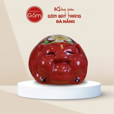 Lợn đất Bát Tràng mắt híp bụng phệ dáng nằm màu đỏ - Ảnh đại diện