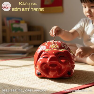 Chân dung cận cảnh chú lợn đất Bát Tràng màu đỏ...