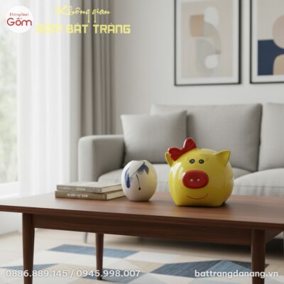Chú lợn đất vàng Bát Tràng đặt tinh tế trên bàn...