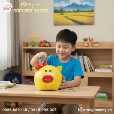 Một đứa trẻ Việt Nam đang vui vẻ nhét đồng xu v...