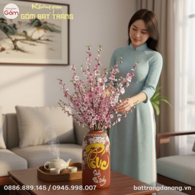 cận cảnh 1 người phụ nữ Việt Nam đang đặt Bình ...