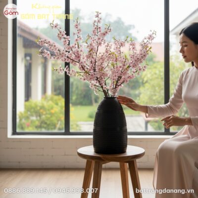 Cận cảnh bình hoa gốm Bát Tràng men đen dáng ch...