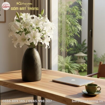 Bình hoa dáng chuông men đen 52cm đặt trên một ...