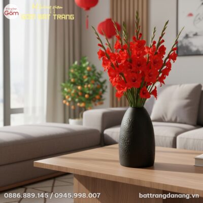 cận cảnh Bình hoa dáng chuông men đen 52cm cắm ...