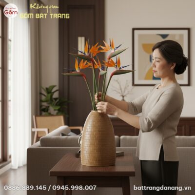 cận cảnh 1 người phụ nữ Việt Nam trung niên đan...
