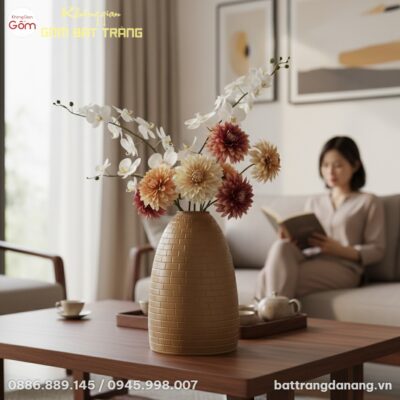 cận cảnh bình hoa gốm Bát Tràng men lì họa tiết...