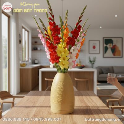 cận cảnh Bình hoa dáng chuông men vàng cao 52cm...