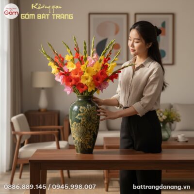 Cận cảnh bình hoa sứ Bát Tràng men xanh họa tiế...