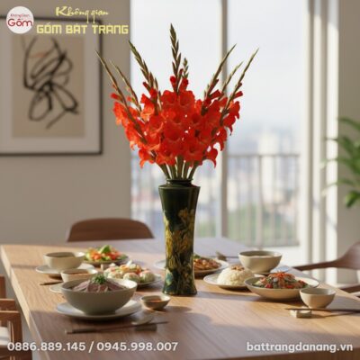 Cận cảnh bình hoa men xanh Bát Tràng họa tiết h...