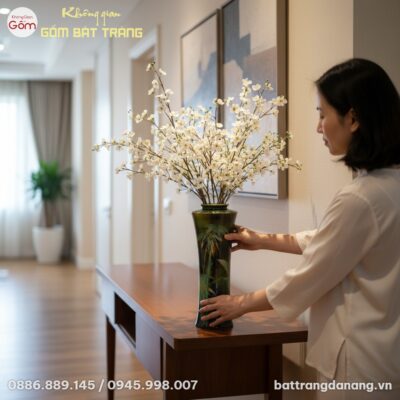 Một người mẫu trong trang phục áo dài lụa màu t...