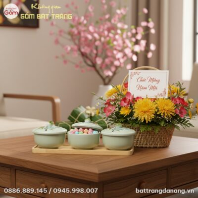 cận cảnh Bộ 3 hũ mứt men ngọc hoa đào trên khay...