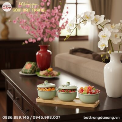Cận cảnh góc chụp trên xuống bộ 3 hũ mứt men ng...