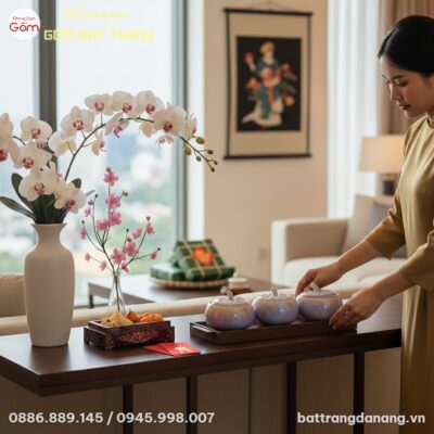 cận cảnh 1 người phụ nữ Việt Nam đang đặt bộ hũ...