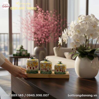 Bộ 3 hũ mứt Tết hoa mai đèn lồng đặt trên bàn ă...