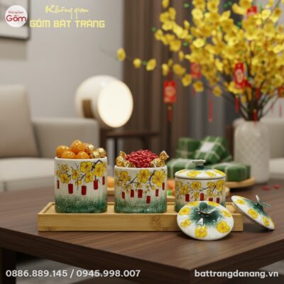 Cận cảnh bộ 3 hũ mứt Tết hoa mai đèn lồng vẽ ta...