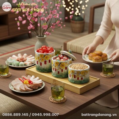 cận cảnh bộ hũ mứt Tết hoa mai đèn lồng đặt trê...