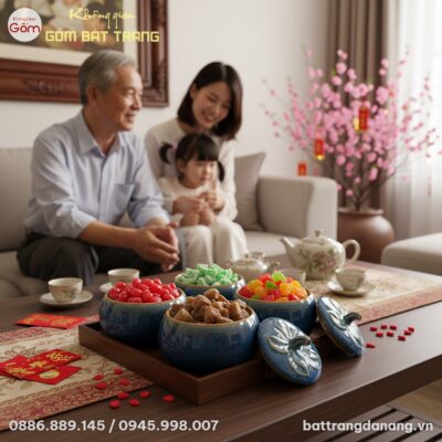 Một gia đình Việt Nam hiện đại quây quần bên bà...