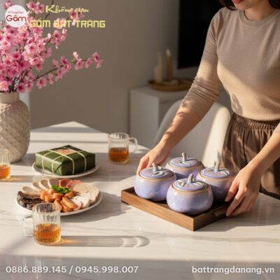 Một phụ nữ Việt trong áo dài cách tân rót trà, ...