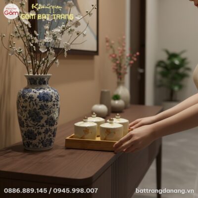 Bộ hũ mứt Tết hoa mai Bát Tràng được trưng bày ...