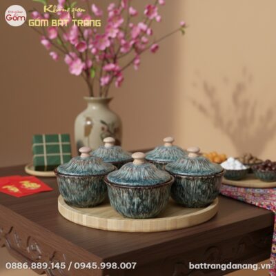Một người phụ nữ Việt Nam nhẹ nhàng mở nắp hũ m...
