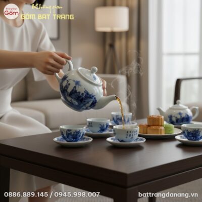 cận cảnh 1 người phụ nữ Việt Nam thanh lịch đan...