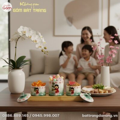 cận cảnh bộ khay mứt Tết gốm sứ trên bàn trà gỗ...