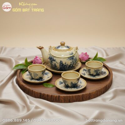 Góc nhìn từ trên cao 3/4 xuống bộ ấm trà men rạ...