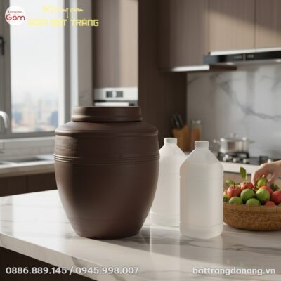Một chum sành mộc Bát Tràng 10L đặt trên bàn gỗ...