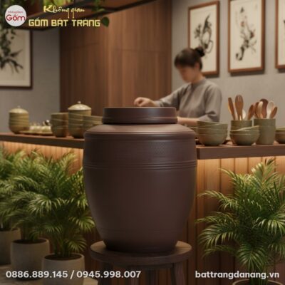 Một người nghệ nhân trung niên đang kiểm tra nắ...