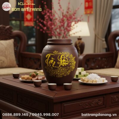 cận cảnh chum ngâm rượu Tài Lộc lớn đặt trên bà...
