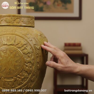 Góc nhìn cận cảnh một phần của chum rượu gốm sà...