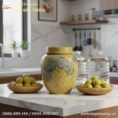 cận cảnh Chum rượu gốm vàng Bát Tràng 20L họa t...