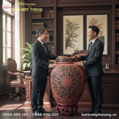 Hai người đàn ông Việt lịch lãm trao tặng chum ...