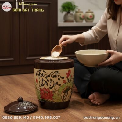 cận cảnh Chum đựng gạo Bát Tràng họa tiết hoa s...