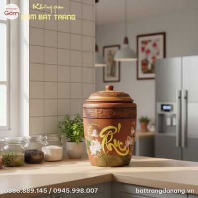 Cận cảnh hũ gạo Phúc hoa sen gốm Bát Tràng, nhấ...