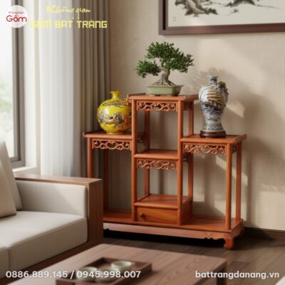 cận cảnh Kệ Tam Cấp Gỗ BT-DG03 màu nâu đỏ với c...
