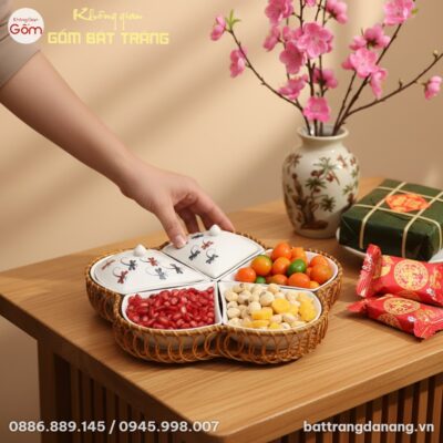 Một khay mứt Tết Bát Tràng dáng cánh hoa men tr...