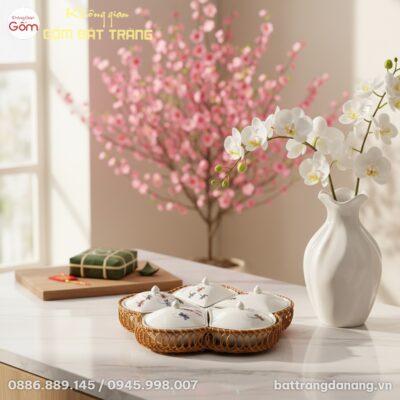 cận cảnh Khay mứt Bát Tràng dáng 5 cánh hoa đậy...