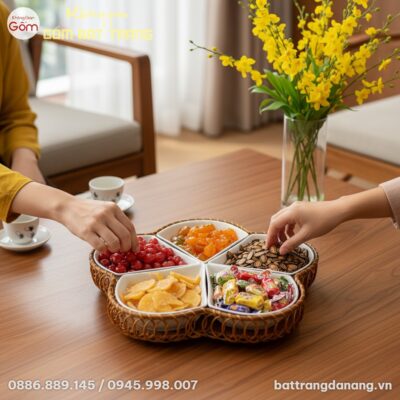 cận cảnh Khay Mứt Tết Dáng 5 Cánh Hoa Vẽ Chuồn ...