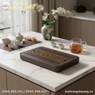 Cận cảnh khay trà gỗ BT-KT08 đặt trên một bàn g...